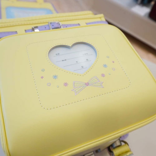 フィットちゃん パステルガール　前ポケットの刺しゅう