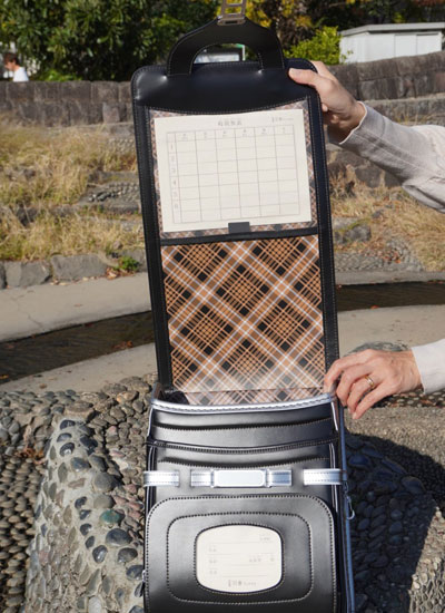 耐性牛革バイカラーの「ブラック×シルバー」　菊寄せ