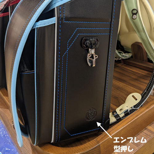 MYカラーのエンブレムの型押しデザイン