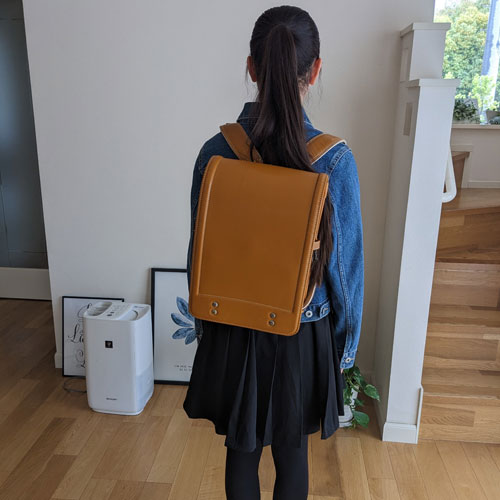 もうすぐ中学生になる娘が背負うランドセル