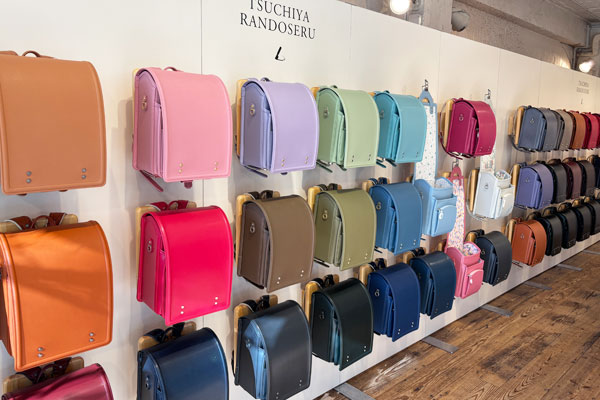 土屋鞄のランドセル 色とりどりのカラー展示