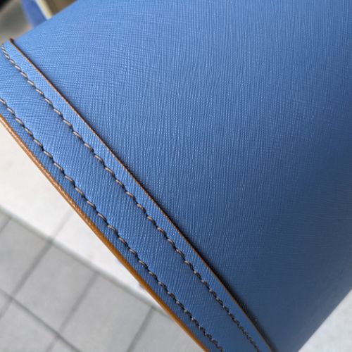 鞄工房山本のユニ　人工皮革のシボ表情