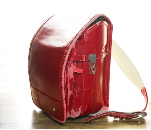 経年劣化してボロボロになったランドセル