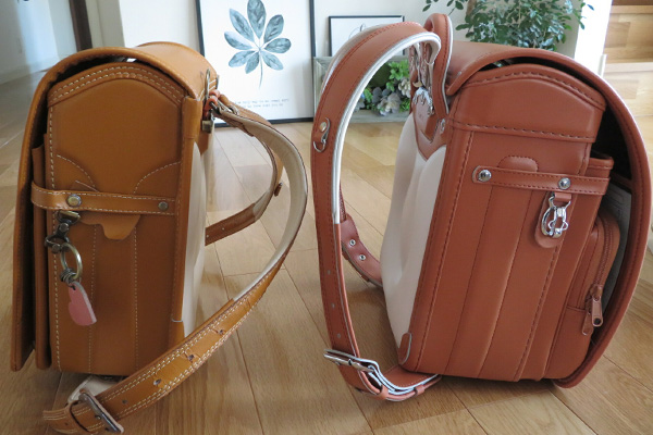 黒川鞄のランドセルと土屋鞄のランドセルを隣り合わせにした写真(側面)